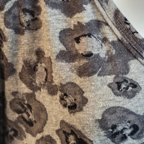 Lane Bryant Floral Sharkbite vneck  top Gray Size 18/20 - Picture 8 of 9